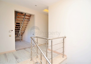 قصر فاخر باطلالة بحرية في الانيا 