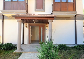 قصر فاخر باطلالة بحرية في الانيا 