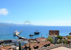 قصر فاخر باطلالة بحرية في الانيا 