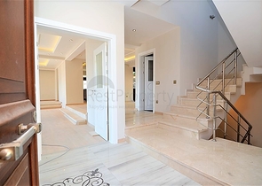 قصر فاخر باطلالة بحرية في الانيا 