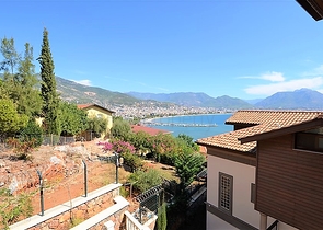 قصر فاخر باطلالة بحرية في الانيا 