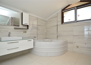 قصر فاخر باطلالة بحرية في الانيا 