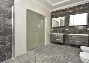 قصر فاخر باطلالة بحرية في الانيا 