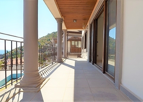 قصر فاخر باطلالة بحرية في الانيا 