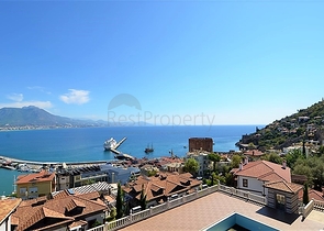 قصر فاخر باطلالة بحرية في الانيا 