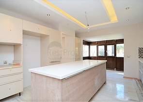 قصر فاخر باطلالة بحرية في الانيا 