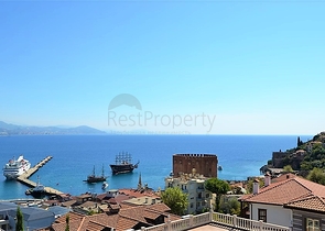 قصر فاخر باطلالة بحرية في الانيا 