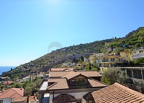 قصر فاخر باطلالة بحرية في الانيا 