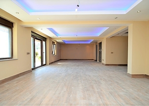 قصر فاخر باطلالة بحرية في الانيا 