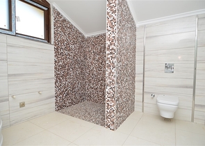 قصر فاخر باطلالة بحرية في الانيا 