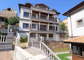 قصر فاخر باطلالة بحرية في الانيا 