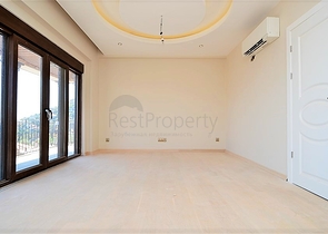 قصر فاخر باطلالة بحرية في الانيا 