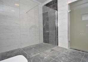 قصر فاخر باطلالة بحرية في الانيا 