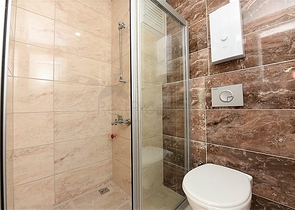 شقة غرفتين وصالة مفروشة ضمن مجمع سكني في شارع بارباروس - مهموتلار / الانيا 