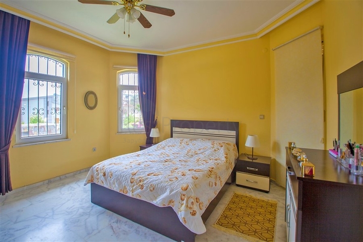 فيلا واسعة في الانيا بسعر ممتاز 