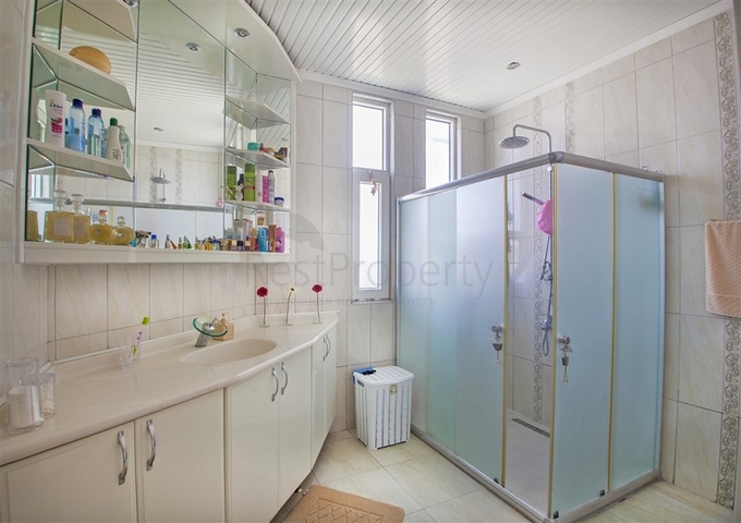 فيلا واسعة في الانيا بسعر ممتاز 