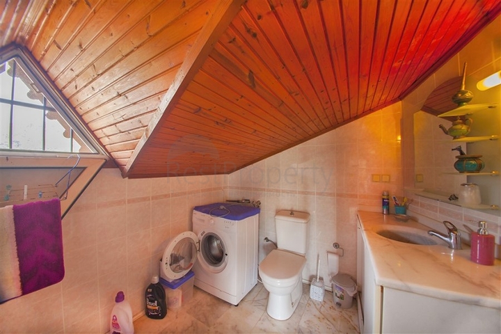 فيلا واسعة في الانيا بسعر ممتاز 