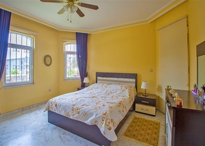 فيلا واسعة في الانيا بسعر ممتاز 