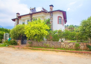 فيلا واسعة في الانيا بسعر ممتاز 