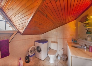 فيلا واسعة في الانيا بسعر ممتاز 