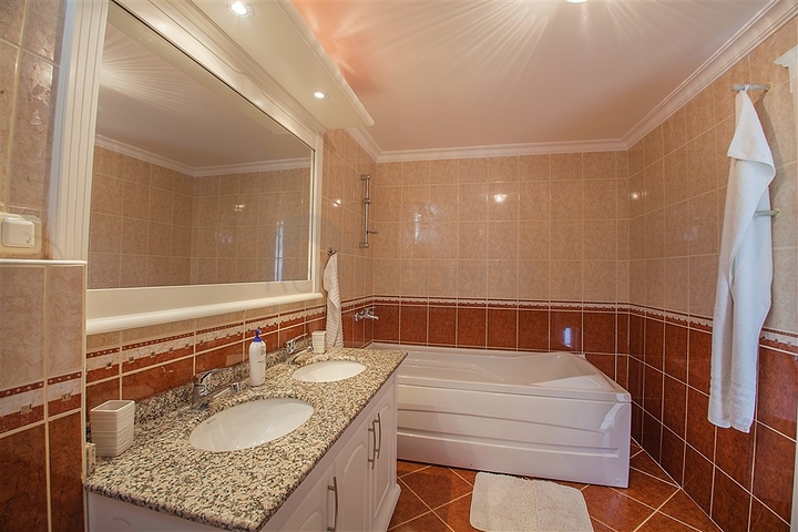 فيلا مستقلة مع تراس واسع واطلالة بحر ساحرة في كارجي جاك / الانيا 