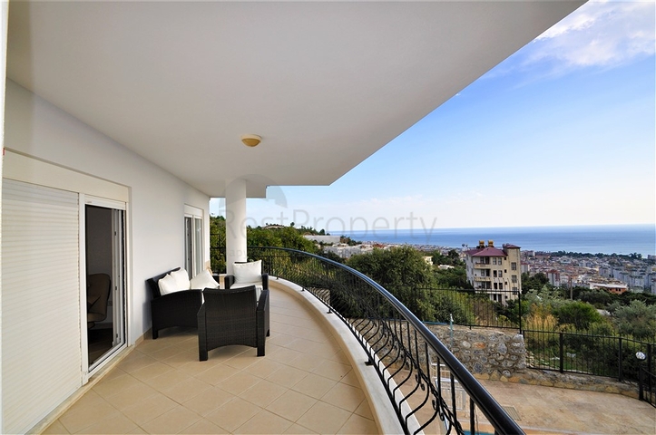 اطلالة بحر وقلعة  فيلا مع مسبح خاص في الانيا 