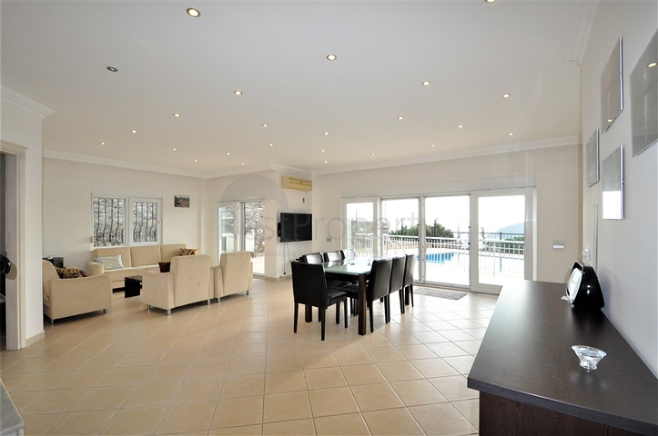 اطلالة بحر وقلعة  فيلا مع مسبح خاص في الانيا 