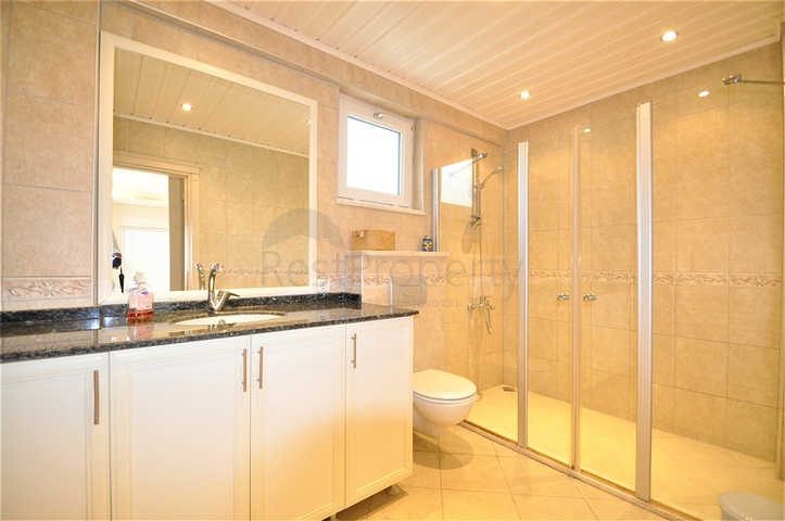 اطلالة بحر وقلعة  فيلا مع مسبح خاص في الانيا 