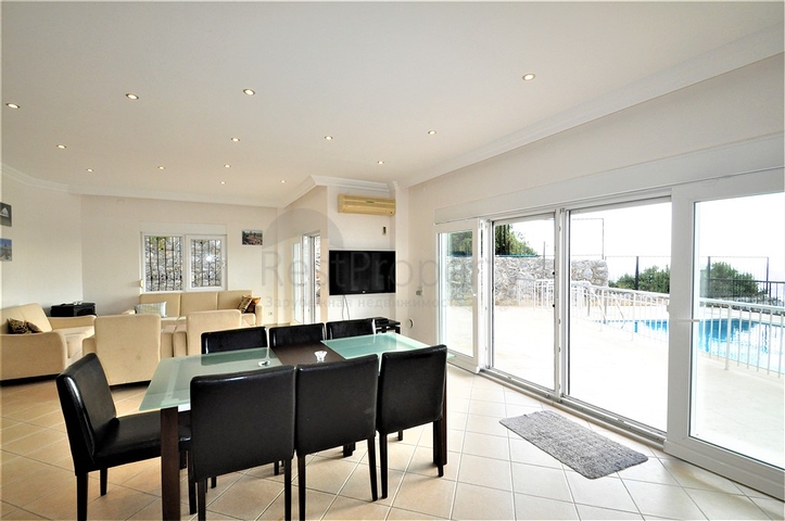 اطلالة بحر وقلعة  فيلا مع مسبح خاص في الانيا 