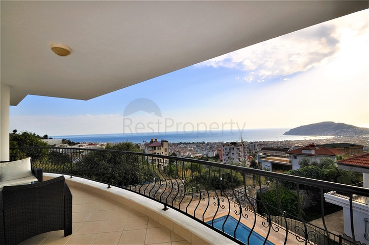 اطلالة بحر وقلعة  فيلا مع مسبح خاص في الانيا 