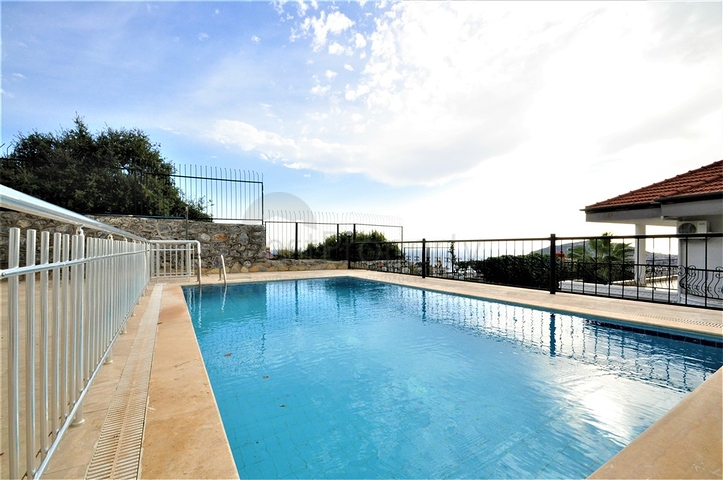 اطلالة بحر وقلعة  فيلا مع مسبح خاص في الانيا 