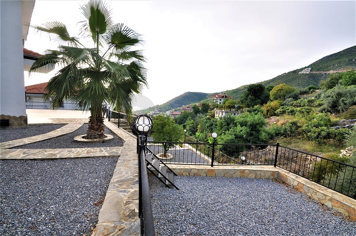 اطلالة بحر وقلعة  فيلا مع مسبح خاص في الانيا 