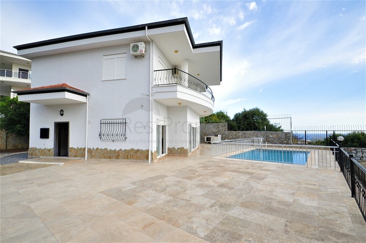 اطلالة بحر وقلعة  فيلا مع مسبح خاص في الانيا 