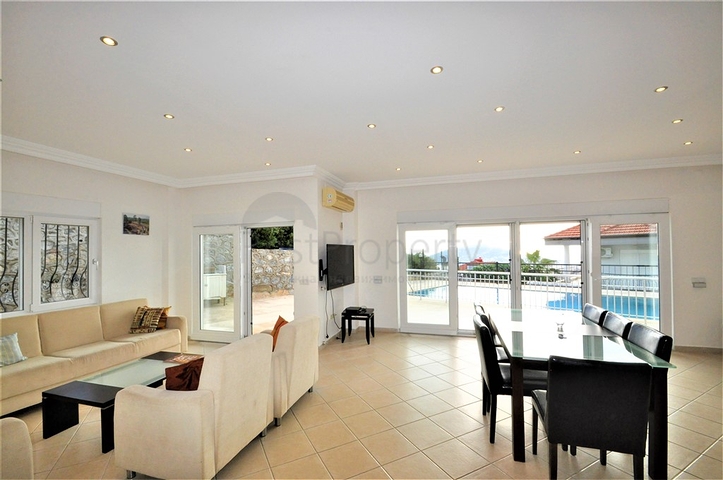 اطلالة بحر وقلعة  فيلا مع مسبح خاص في الانيا 