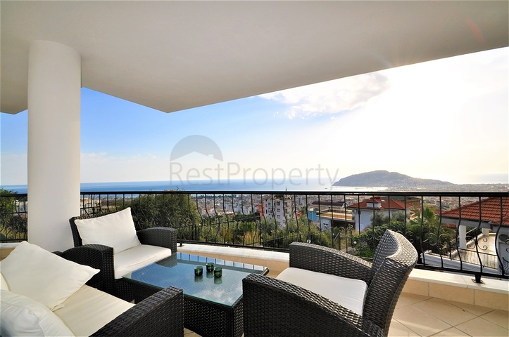 اطلالة بحر وقلعة  فيلا مع مسبح خاص في الانيا 