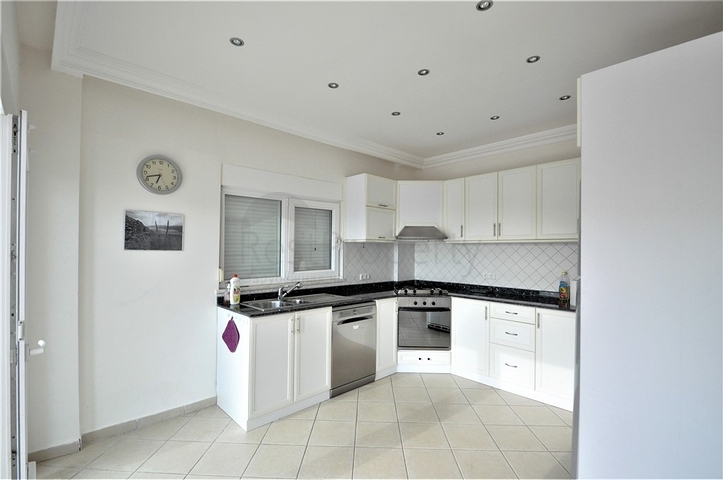 اطلالة بحر وقلعة  فيلا مع مسبح خاص في الانيا 