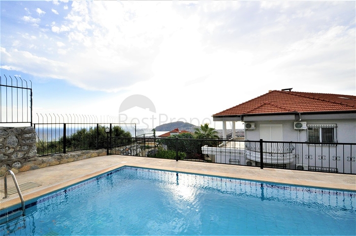 اطلالة بحر وقلعة  فيلا مع مسبح خاص في الانيا 