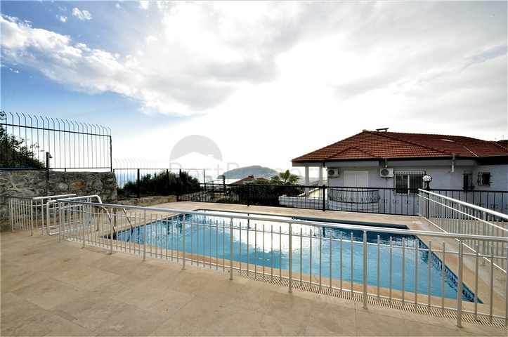 اطلالة بحر وقلعة  فيلا مع مسبح خاص في الانيا 