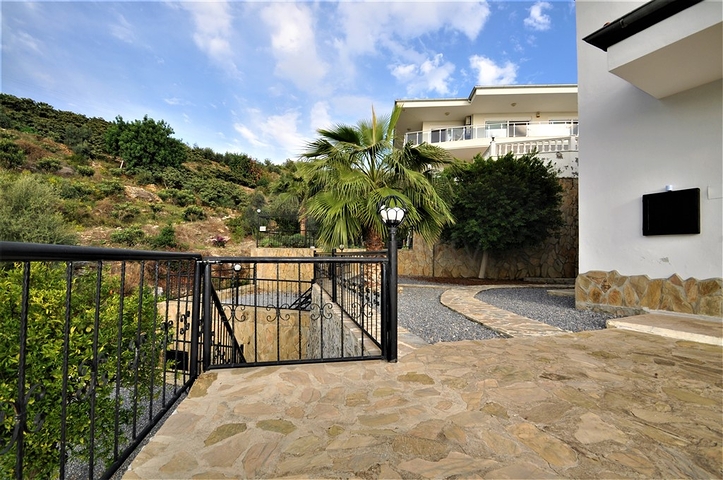 اطلالة بحر وقلعة  فيلا مع مسبح خاص في الانيا 