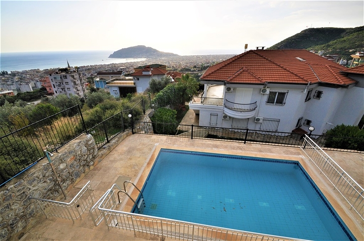 اطلالة بحر وقلعة  فيلا مع مسبح خاص في الانيا 