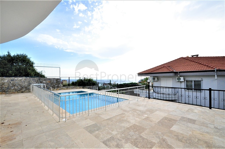 اطلالة بحر وقلعة  فيلا مع مسبح خاص في الانيا 