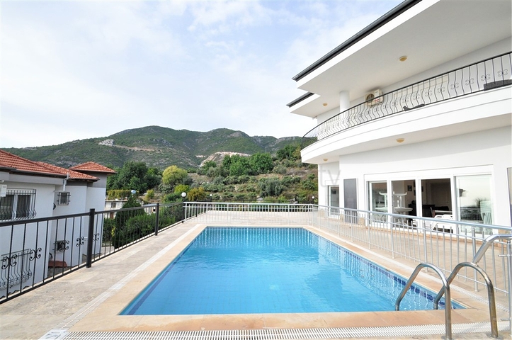 اطلالة بحر وقلعة  فيلا مع مسبح خاص في الانيا 