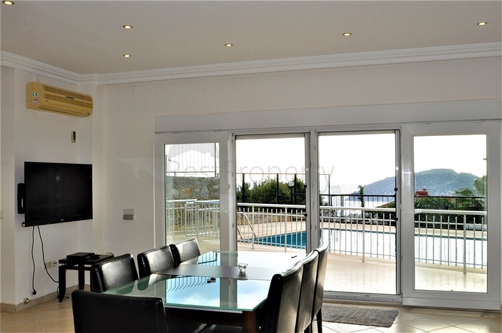 اطلالة بحر وقلعة  فيلا مع مسبح خاص في الانيا 