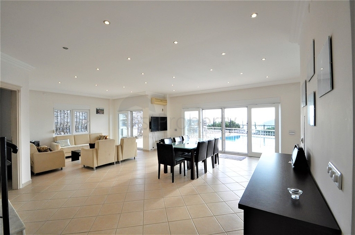 اطلالة بحر وقلعة  فيلا مع مسبح خاص في الانيا 