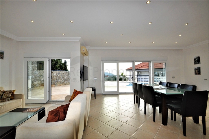 اطلالة بحر وقلعة  فيلا مع مسبح خاص في الانيا 