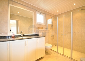 اطلالة بحر وقلعة  فيلا مع مسبح خاص في الانيا 