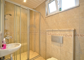 اطلالة بحر وقلعة  فيلا مع مسبح خاص في الانيا 