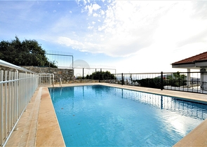 اطلالة بحر وقلعة  فيلا مع مسبح خاص في الانيا 