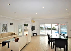 اطلالة بحر وقلعة  فيلا مع مسبح خاص في الانيا 