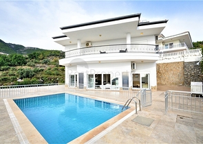 اطلالة بحر وقلعة  فيلا مع مسبح خاص في الانيا 